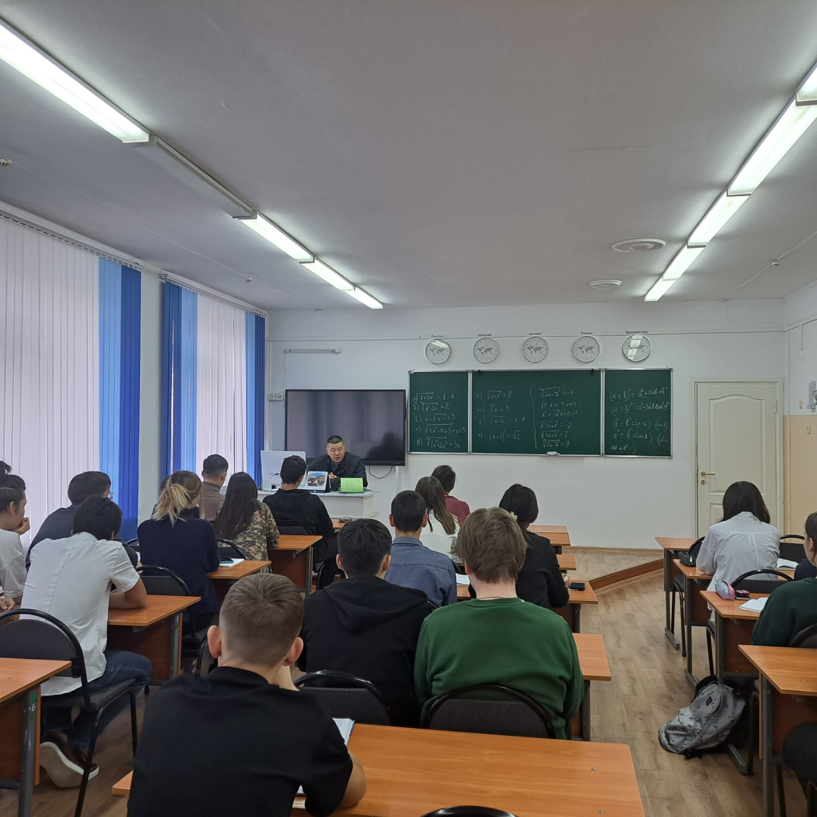 Беседа с учащимися на тему "Буллинг, Интернет мошенничество и половая неприкосновенность"./  Оқушылармен "Қорқыту, Интернет алаяқтық және жыныстық қол сұғылмаушылық"тақырыбында әңгімелесу.