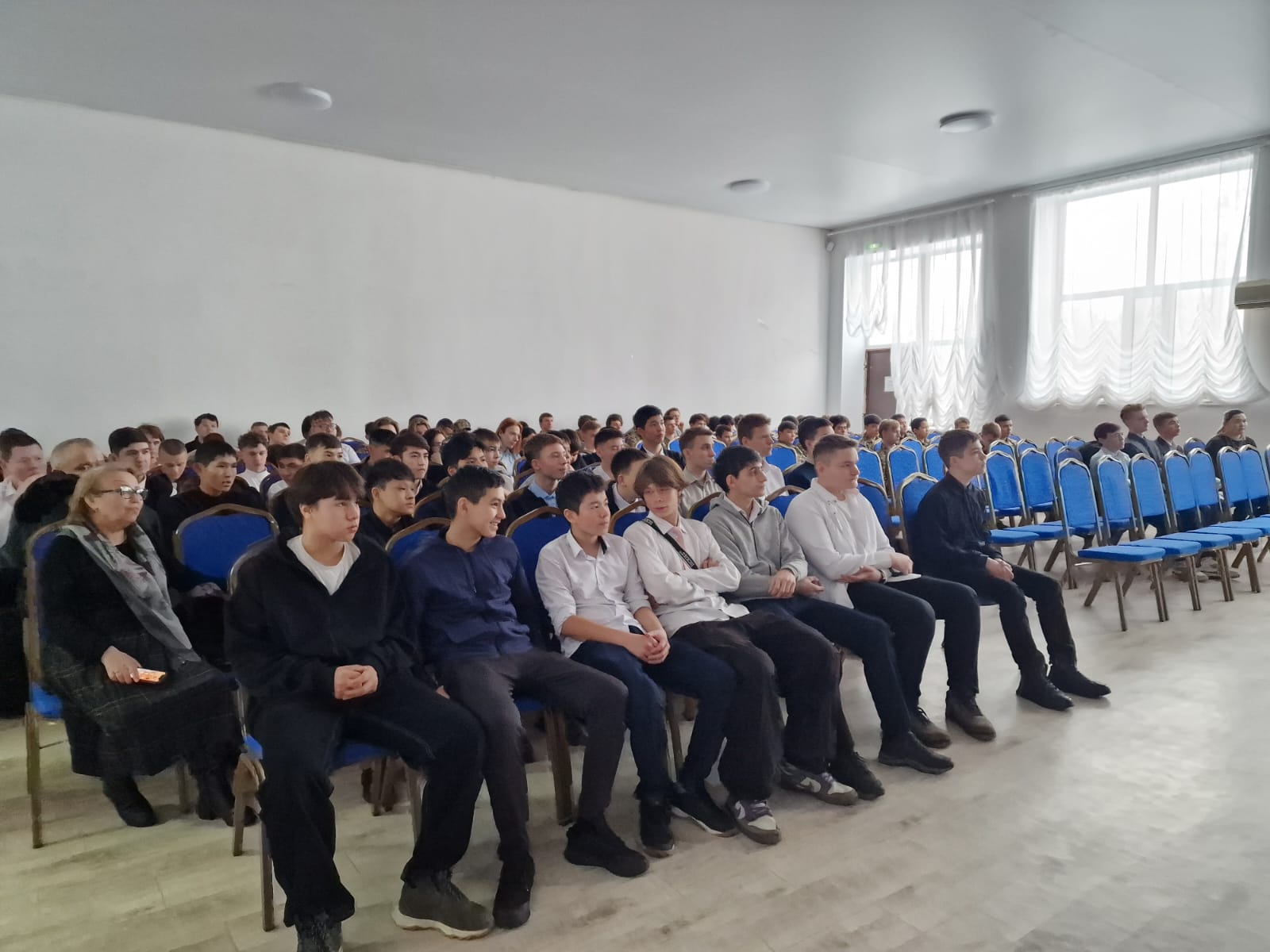 Познавательная встреча со старшими классами./Жоғары сыныптармен тәрбие кездесуі.