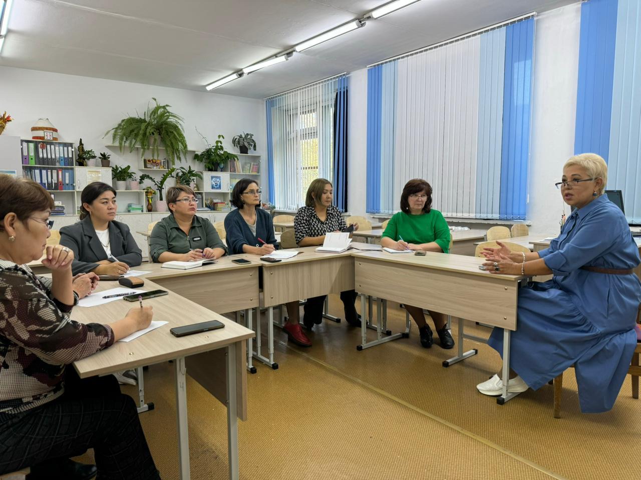 1-сынып мұғалімдері мен мектепке дейінгі тәрбиешілердің қатысуымен дөңгелек үстел/Круглый стол с участием учителей 1 классов и воспитателей классов предшкольной подготовки